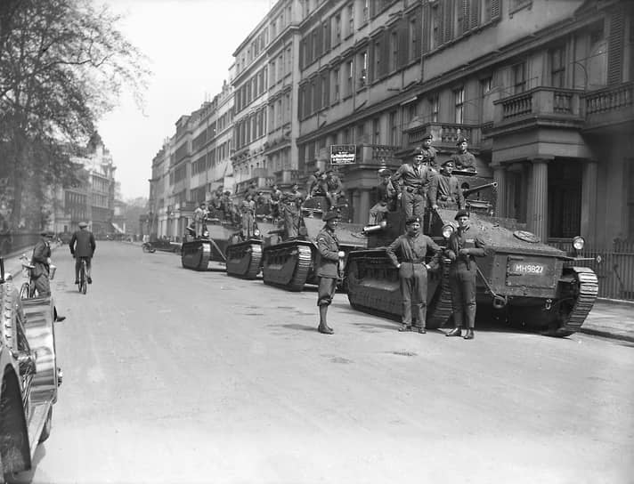 8 мая 1926 года. Танки на улицах Лондона. В выпущенном в тот день правительственном коммюнике говорилось, что войскам будет отдан приказ действовать только в случае, если ситуация в городе выйдет из-под контроля, и что слухи о влиянии на военнослужащих «красной пропаганды» безосновательны 