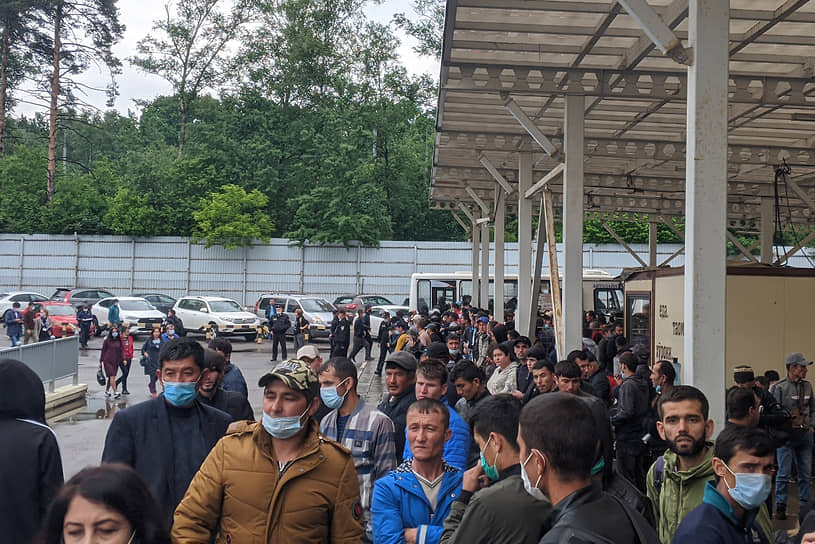 Ситуация около Единого миграционного центра Московской области в Путилково. Мигранты у входа в центр для получения трудового патента 