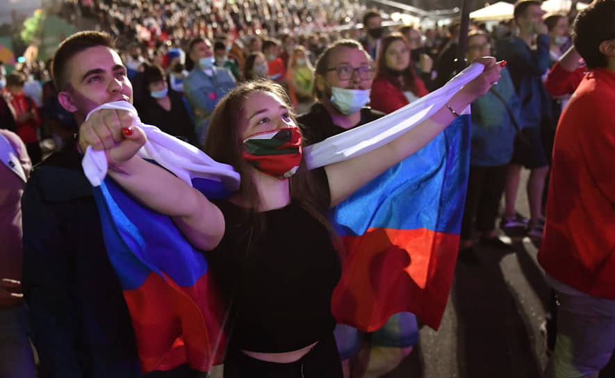 Болельщики сборной России в фан-зоне, организованной в московском олимпийском комплексе «Лужники»