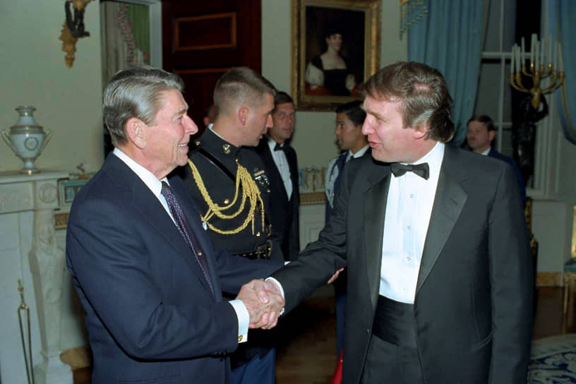 В 1982 году Дональд Трамп попал в список Forbes, его состояние оценивалось в $200 млн. В период с 1986 по 1990 год он заработал $375,2 млн в основном от сделок с недвижимостью. Зарегистрированный денежный поток составлял в среднем $1,6 млн в неделю На фото: президент США Рональд Рейган с Дональдом Трампом на приеме в Белом доме, 1987 год