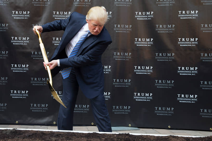 Дональд Трамп лично принимал участие в закладке своих отелей, в том числе — здания Trump International Hotel в 2014 году