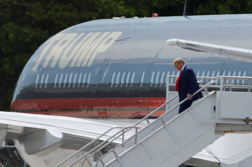 Дональд Трамп передвигается на личном самолете Boeing 757, получившим название Trump Force One. Он обошелся ему в 2011 году в $100 млн