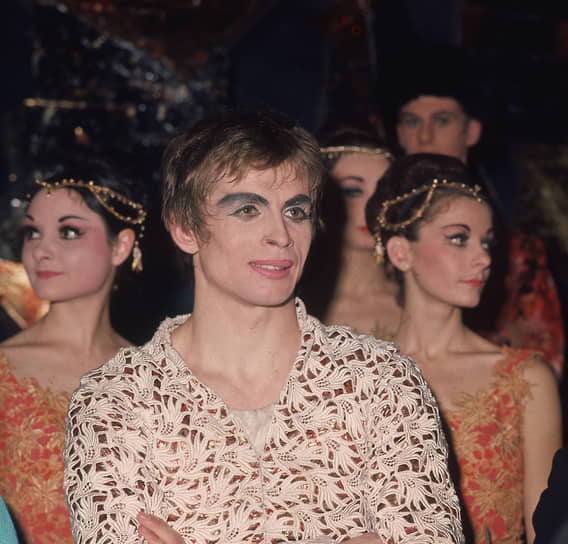 В 1964 году танцовщик впервые попробовал себя в качестве хореографа. Всего за несколько месяцев он создал собственные версии двух классических балетов, в том числе «Лебединое озеро» Петра Чайковского на сцене Венского оперного театра 