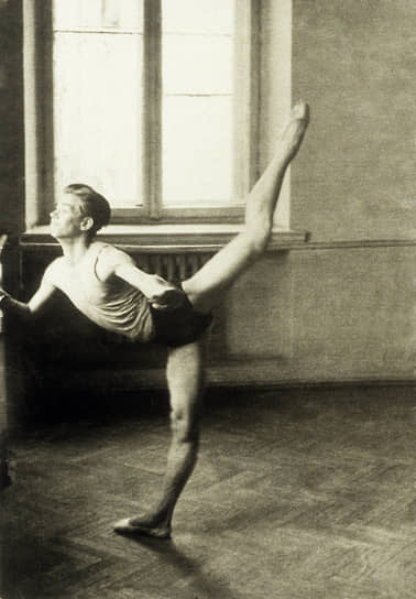 Рудольф Нуреев родился 17 марта 1938 года недалеко от станции Раздольное Приморского края в поезде «Транссибирский экспресс», который шел на Дальний Восток. До начала Великой Отечественной его семья жила в Москве, затем была эвакуирована в Уфу 
