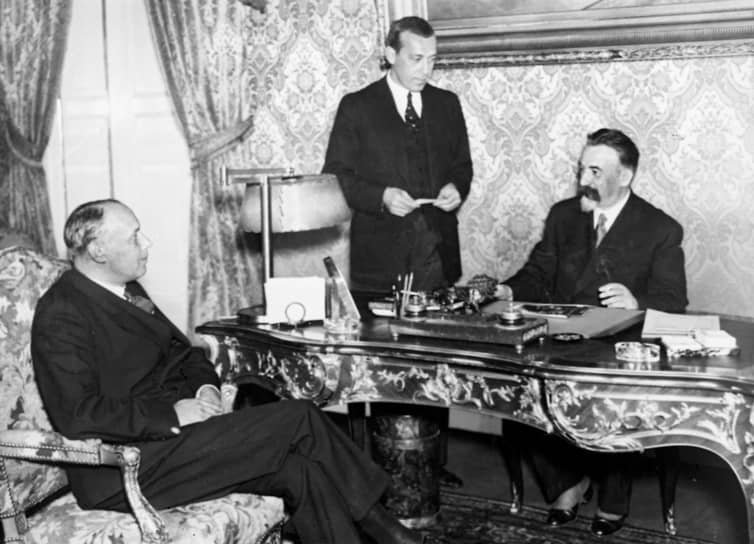 «Ключ к проливам,— писал Я. З. Суриц (на фото — справа),— был самым сильным фактором, помешавшим разделу Турции» 