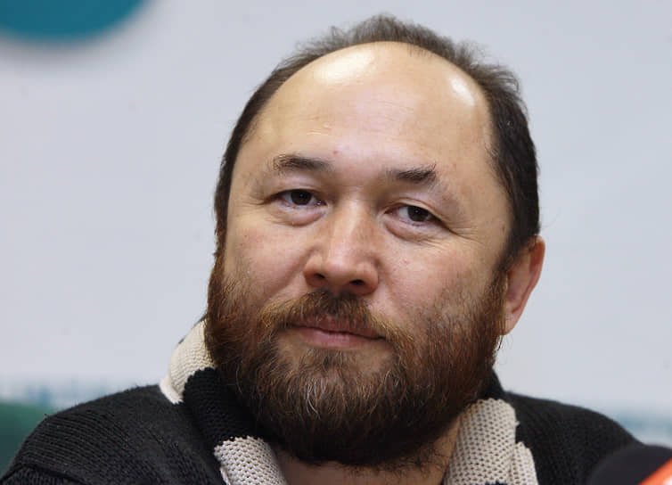 «Иногда “сижу, курю” — самый правильный рецепт для поиска новой идеи. Не сочтите это рекламой табачных изделий» Дебютом в кинематографе стала военная драма «Пешаварский вальс» (1994), рассказывающая об одном из эпизодов войны в Афганистане. Лента участвовала в нескольких престижных фестивалях и собрала ряд наград, включая главную премию на МКФ в Сан-Ремо. В 1994 году Тимур Бекмамбетов основал кинокомпанию Bazelevs