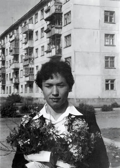 «Два главных двигателя в жизни — это любопытство и необходимость. Я хотел стать художником кино. Не нашел достойного режиссера, с кем бы хотелось работать… и стал режиссером...» Тимур Нуруахитович Бекмамбетов родился 25 июня 1961 года в городе Гурьев в Казахской ССР. В 1978-1980 годах учился в Московском энергетическом институте. В 1987 году окончил Ташкентский театрально-художественный институт имени А. Островского (ныне Государственный институт искусств Узбекистана) по специальности «художник театра и кино»