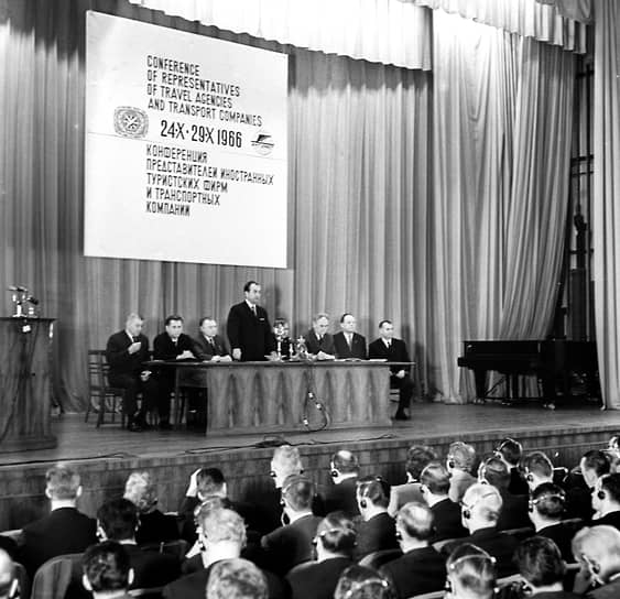 Председатель правления ВАО «Интурист» Виктор Бойченко (на фото — стоит) заявлял: «иностранных туристов ждет в СССР сердечный, радушный прием» 