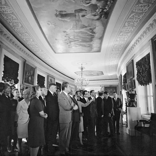 Турпоездки в СССР в начале 1970-ых пользовались в США такой популярностью, что летом 1974 года, в разгар уотергейтского скандала, Советский Союз посетил пока еще президент США Ричард Никсон (на фото — осмотр залов Павловского дворца) 