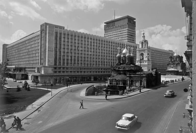 В сентябре 1971 года гостем отеля «Россия» стал мэр Ванкувера Том Кэмпбелл. Во время ланча с председателем исполкома Моссовета Владимиром Промысловым в ресторане на 21-м этаже отеля Кэмпбелл впервые высказал идею, которая блестяще воплотится в жизнь в следующем году — устроить матч канадских и советских хоккеистов. 