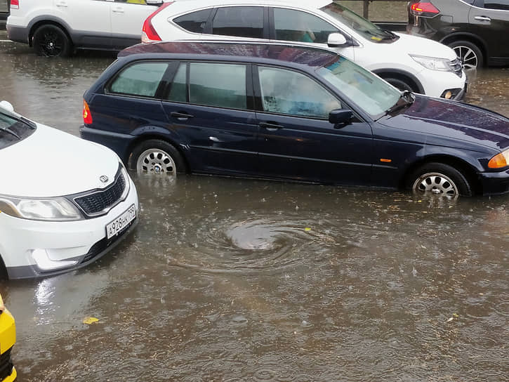 Водители пытаются проехать по затопленной дороге в районе Беляево