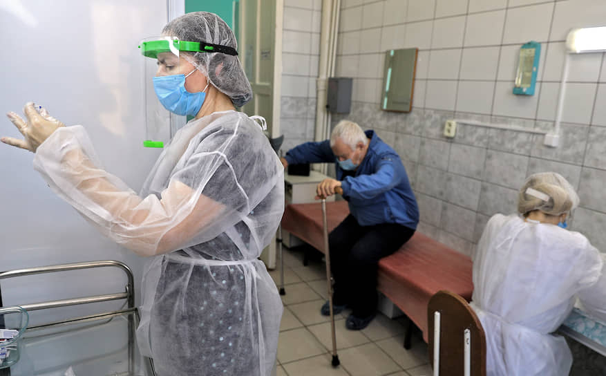 После введения обязательно вакцинации для некоторых групп населения в России значительно вырос теневой рынок поддельных сертификатов о вакцинации 