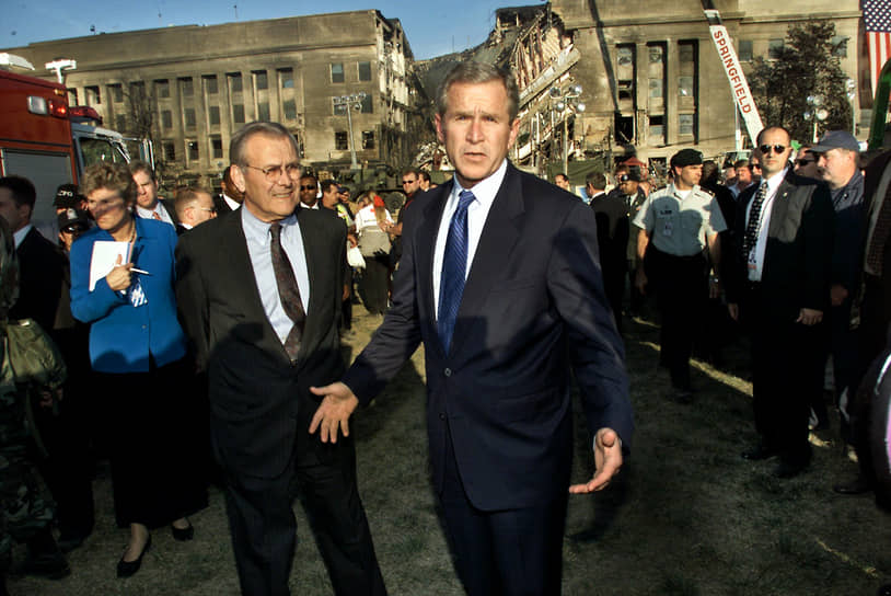 Когда в 2001 году президент США Джордж Буш-младший (в центре) назначил Рамсфельда министром обороны, тот стал уже самым пожилым главой ведомства — ему было 74 года. Теракты 11 сентября стали для него поводом для резкого наращивания военной активности в мире 