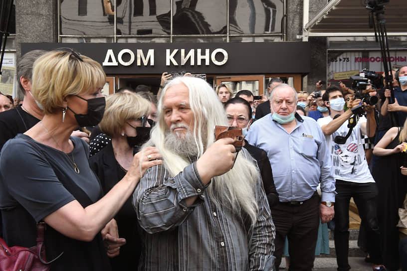 Слева направо: актриса, телеведущая Юлия Меньшова, вдова Владимира Меньшова актриса Вера Алентова и актер Иван Кулебякин во время церемонии прощания