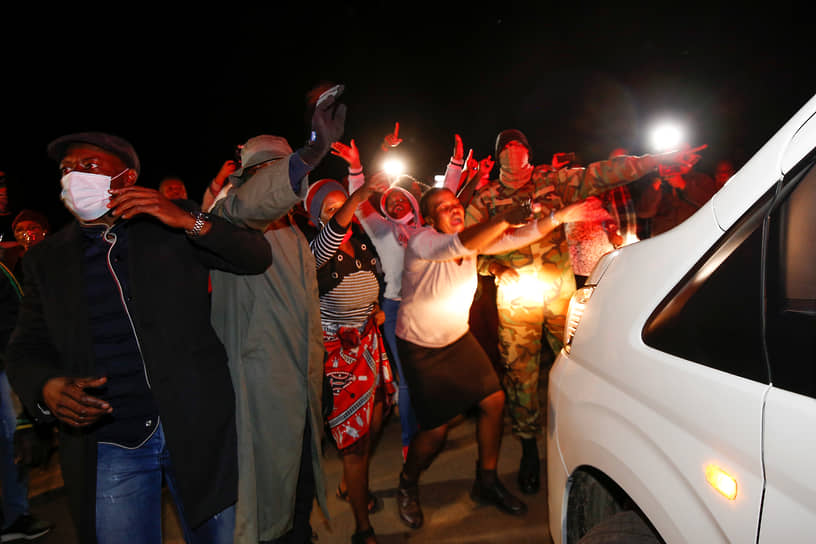 Протестующие поджигают автомобили, шины и бревна, чтобы заблокировать основные шоссе, забрасывают полицию камнями и бутылками, грабят магаизины. На АЗС выстраиваются очереди из-за нехватки бензина. Нападениям подвергались машины скорой помощи и работавшие в местах беспорядков журналисты