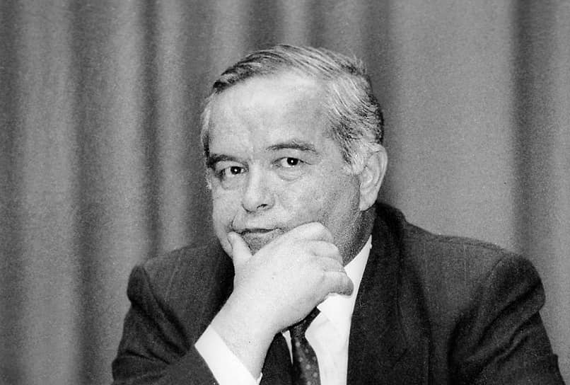 Ислам Каримов Первый секретарь ЦК Компартии Узбекистана и президент Узбекской ССР Вошел в состав Политбюро 14 июля 1990 года 14 сентября 1991 года возглавляемая Каримовым Компартия Узбекистана заявила о выходе из КПСС. 13 декабря поддержал Беловежское соглашение о прекращении существования СССР. Четырежды побеждал на президентских выборах в Узбекистане (в 1991, 2000, 2007 и 2015 годах), почти всегда получая более 90% голосов. Дважды продлевал срок полномочий с помощью национальных референдумов (в 1995 и 2002 годах). Умер 2 сентября 2016 года