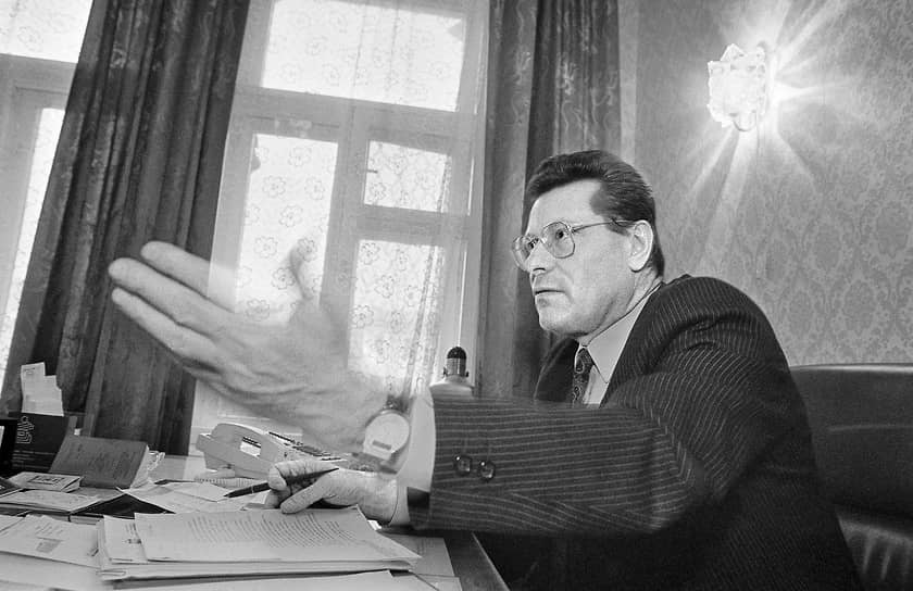 Петр Лучинский Секретарь ЦК КПСС Вошел в состав Политбюро 14 июля 1990 года В 1991-1992 годах был старшим научным сотрудником Института общественно-политических исследований Российской академии наук в Москве, исполнительным директором Фонда развития общественных наук РАН. В 1992-1993 годах — чрезвычайный и полномочный посол Молдавии в России. Был председателем парламента Молдавии 12-го и 13-го созывов. С 1997 по 2001 год занимал пост президента Молдавии. Президент Фонда стратегических исследований и развития международных отношений «Lucinschi»