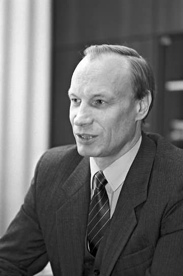 Энн-Арно Силлари Первый секретарь ЦК Компартии Эстонии (самостоятельной) Вошел в состав Политбюро 14 июля 1990 года После событий августа 1991 года и последовавшего за ними запрета КПСС автоматически лишился всех постов в этой партии. После признания независимости Эстонии продолжал возглавлять Компартию Эстонии, впоследствии переименованную в Демократическую партию труда. После ее поражения на выборах в парламент в 1992 году покинул пост первого секретаря ЦК. Позже избирался депутатом Таллинского горсовета, сейчас занимается бизнесом