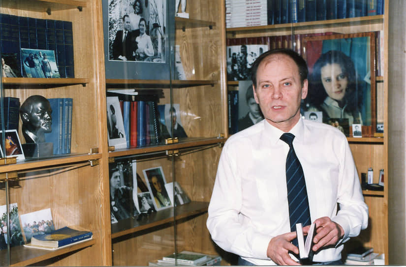 Олег Шенин Секретарь ЦК КПСС Вошел в состав Политбюро 14 июля 1990 года Во время событий августа 1991 года поддержал ГКЧП. 24 августа был арестован и помещен в тюрьму «Матросская тишина». В тюрьме перенес три операции. В 1992 году по состоянию здоровья был освобожден с изменением меры пресечения на подписку о невыезде. Ранее был заочно признан виновным в совершении попытки госпереворота в Литовской ССР. С 1993 по 2001 годы занимал должности председателя Совета СКП-КПСС, члена ЦИК КПРФ и ЦК КПРФ. В 2000 году возглавил новую Коммунистическую партию Союза Белоруссии и России, за что был исключен из ЦК КПРФ. Скончался 28 мая 2009 года