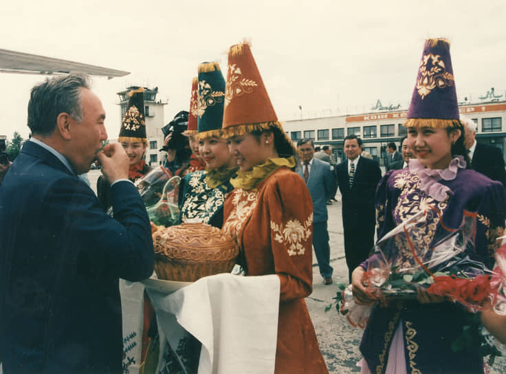 Нурсултан Назарбаев Первый секретарь ЦК Компартии Казахстана, президент Казахской ССР Вошел в состав Политбюро 14 июля 1990 года Летом 1991 года в ходе подписания нового Союзного договора с Горбачевым и Ельциным была достигнута договоренность, что Назарбаев может занять пост председателя правительства Союза Суверенных Государств, однако путч помешал этим планам. Выступал за превращение СССР в конфедерацию. Был лидером Казахстана с 22 июня 1989 года по 19 марта 2019 года. После ухода с поста президента до января 2022 года сохранял за собой пост главы Совбеза страны и председателя правящей партии «Нур Отан». Является членом Конституционного совета