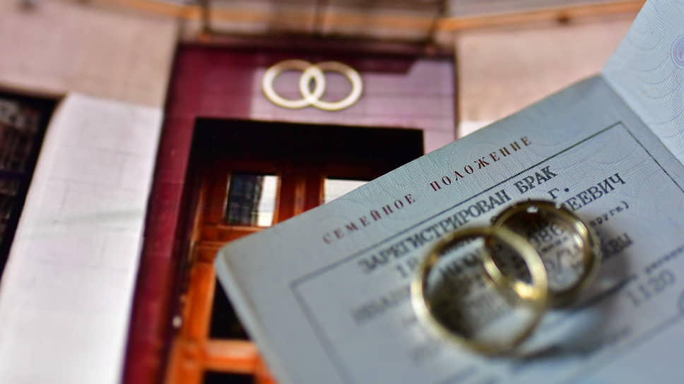 Почему власти разрешили не указывать жен, мужей и детей в паспортах