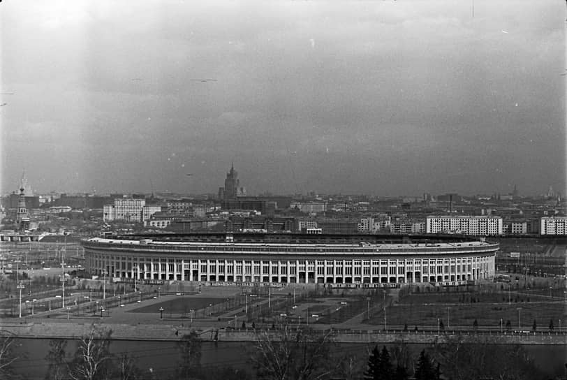 Также в 1957 году в «Лужниках» прошел Всемирный фестиваль молодежи и студентов. Под трибунами арены был построен комплекс помещений, включая тренировочные залы, рестораны и гостиницу. В этом же году на стадионе открылся Музей спорта 