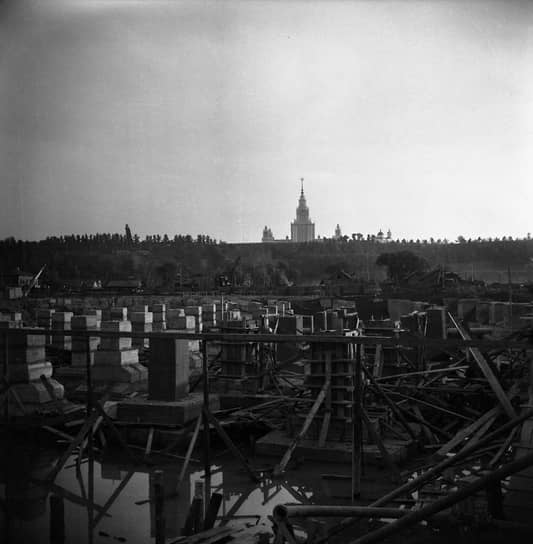 Строительство стадиона началось в марте 1955 года и было закончено в рекордно короткие сроки — за 450 дней 
