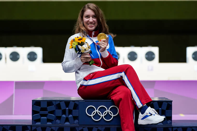 24-летняя россиянка завоевала для России первую медаль на играх в Токио. Она заняла первое место в индивидуальной стрельбе из пневматического пистолета на 10 м и второе место в миксте. Также в ее активе золото за стрельбу из скорострельного пистолета с 25 м