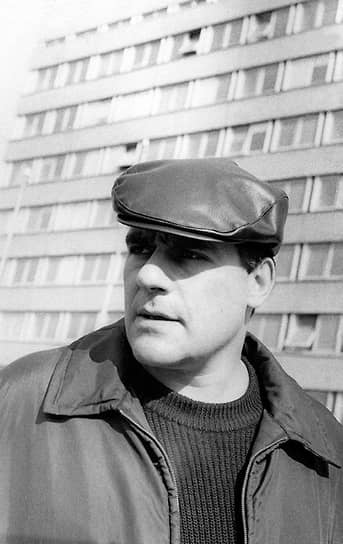 «Меня не интересуют факты, я путаю, много вру, я не скрупулезный, не энергичный, короче — не журналист. Хотя всю жизнь зарабатывал именно этим» С 1962 по 1965 год Сергей Довлатов проходил военную службу в системе охраны исправительных колоний в Республике Коми. Позднее этот опыт он отразил в повести «Зона». После демобилизации поступил на факультет журналистики ЛГУ, работал в студенческой газете, начал писать рассказы. С конца 1960-х был членом ленинградской группы писателей «Горожане»