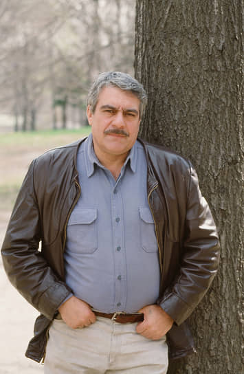 «Сейчас в эмиграции любят говорить о пережитых страданиях. Меня никто не выкидывал, не вытеснял, не высылал... Просто сама жизнь так сложилась. В наручниках меня никто не заставлял туда ехать — просто посоветовали» В 1978 году из-за преследований властей, невозможности работать и отсутствия средств к существованию Сергей Довлатов эмигрировал вслед за своей женой и дочерью сначала в Вену, а затем поселился в Нью-Йорке