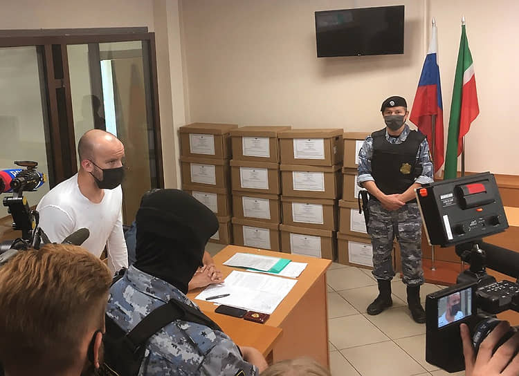 Сооснователь финансовой пирамиды Finiko Кирилл Доронин (слева) во время заседания суда 