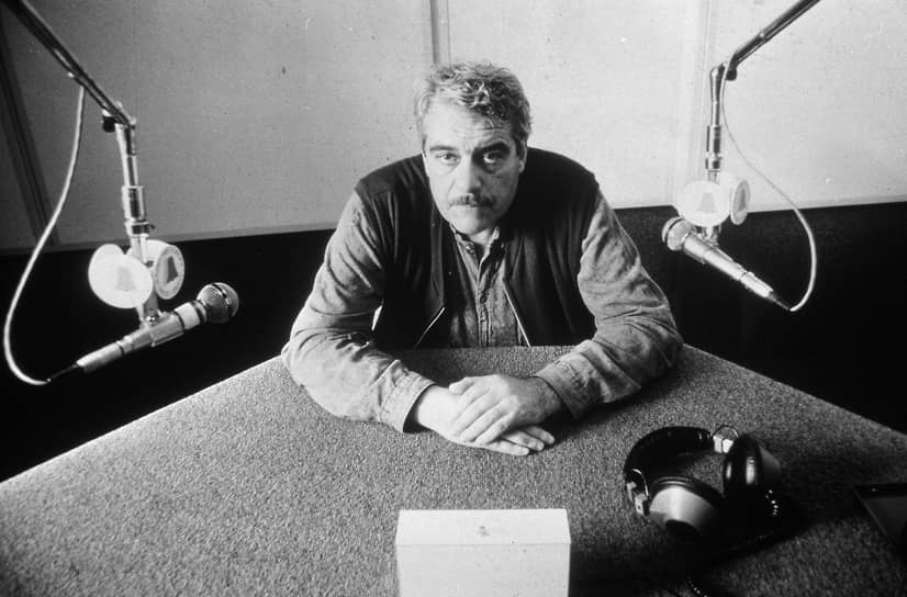 «Я не уверен, что считаю себя писателем. Я хотел бы считать себя рассказчиком. Это не одно и то же. Писатель занят серьезными проблемами — он пишет о том, во имя чего живут люди, как должны жить люди. А рассказчик пишет о том, как живут люди» В 1972-1975 годах жил в Таллине, работал внештатным сотрудником газет «Советская Эстония» и «Вечерний Таллин». Журналистскую работу Довлатов позже описал в одном из самых известных своих сборников новелл «Компромисс». В Эстонии Довлатов готовил к выпуску свою первую книгу под общим названием «Городские рассказы», однако ее набор в издательстве «Ээсти Раамат» был уничтожен по указанию КГБ