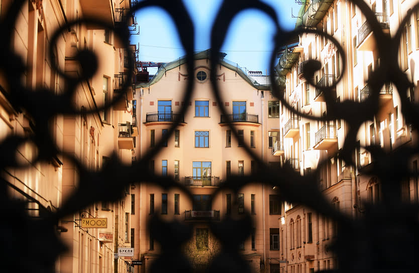 «Я не жалею о пережитой бедности. Если верить Хемингуэю, бедность — незаменимая школа для писателя. Бедность делает человека зорким» (из книги «Чемодан») В 1975 году Сергей Довлатов вернулся в Ленинград. Работал в журнале «Костер», экскурсоводом в Пушкинском заповеднике под Псковом (этот опыт ляжет в основу повести «Заповедник»). Его рассказы по-прежнему не печатались, писатель публиковался в самиздате, а также в эмигрантских журналах «Континент», «Время и мы». За публикации в западной прессе в 1976 году он был исключен из Союза журналистов СССР На фото: дом на улице Рубинштейна в Санкт-Петербурге, где жил Сергей Довлатов. В 2016 году около дома был установлен памятник писателю
