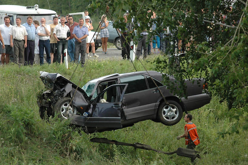 7 августа 2005 года на трассе Бийск—Барнаул Mercedes губернатора Алтайского края Михаила Евдокимова вылетел в кювет после столкновения с автомобилем Toyota. Губернатор, его водитель и охранник погибли, жена Михаила Евдокимова получила серьезные травмы. 3 февраля 2006 года зональный райсуд Алтайского края признал виновным в аварии водителя Toyota и приговорил его к четырем годам лишения свободы. 23 марта Алтайский краевой суда под давлением общественности прекратил его уголовное преследование 