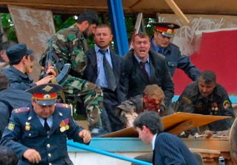 9 мая 2004 года при теракте на стадионе «Динамо» на торжествах ко Дню Победы в Грозном были убиты президент Чечни Ахмат Кадыров и ряд других высокопоставленных республиканских чиновников. Глава региона умер по дороге в больницу от полученных ранений. Ответственность за теракт взял на себя Шамиль Басаев, убитый спецслужбами позже в 2006 году 