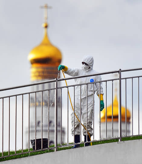 Москва. Обработка антибактериальным раствором моста в парке «Зарядье» 