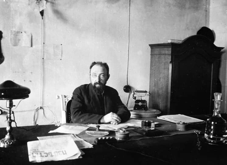Владимир Бонч-Бруевич, доктор исторических наук, автор работ по сектантству, редактор шеститомного издания «Материалы к истории и изучению русского сектантства и раскола», был главным связующим звеном между представителями христианских сект и Владимиром Лениным 