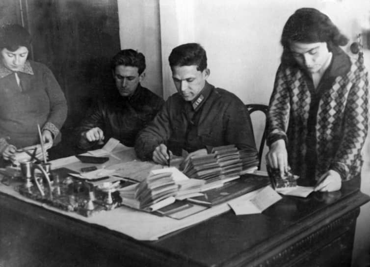 «Никем не указано на необходимость борьбы с большим бедствием деревни, а именно — с совершенно бесконтрольною выдачей паспортов» 