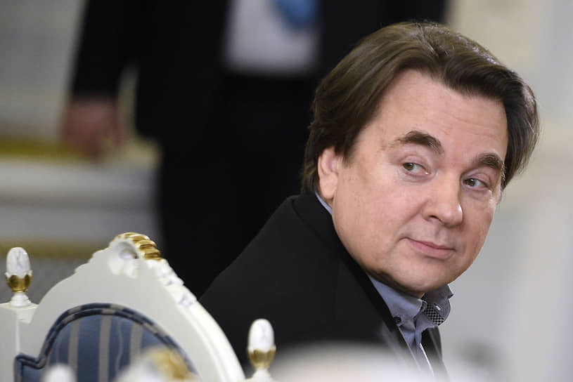 Гендиректор «Первого канала» Константин Эрнст, названный в расследовании человеком из ближнего круга и главным имиджмейкером президента Путина, якобы получил долю в сделке по покупке 39 старых кинотеатров в Москве. Сам он заявил ICIJ, что «ничего не скрывал» и «не делал ничего незаконного».