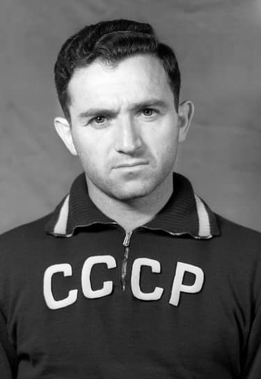 «Никакой гимнастики. Секрет долголетия — мои гены»  Никита Павлович (Мкртич Погосович) Симонян родился 12 октября 1926 года в Армавире. В 1963 году окончил в Москве Государственный центральный институт физической культуры. Заниматься футболом начал в 1940 году под руководством тренера Шоты Ломинадзе 