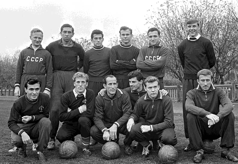 В 1954 году начал играть за сборную СССР. Выступал за национальную команду до 1958 года, был капитаном. В 1956 году в составе сборной стал победителем на Олимпийских играх в Мельбурне  На фото: Сборная СССР по футболу, Никита Симонян пятый слева во втором ряду  