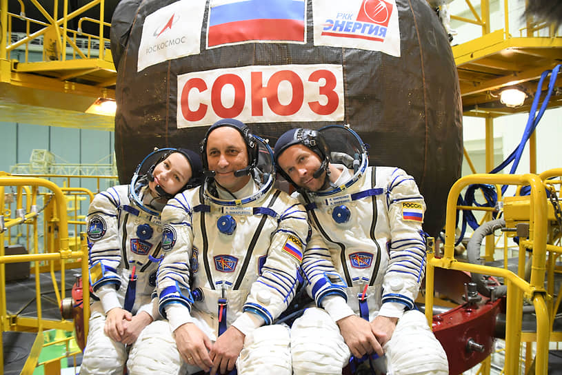 В производстве фильма участвуют студия Yellow, Black and White, корпорация «Роскосмос» и «Первый канал», о своих планах они сообщили осенью 2020 года. По итогам медицинского и творческого отбора в основной экипаж МКС-66 вошли актриса Юлия Пересильд и режиссер Клим Шипенко. Командиром выступил космонавт Антон Шкаплеров (на фото в центре) 