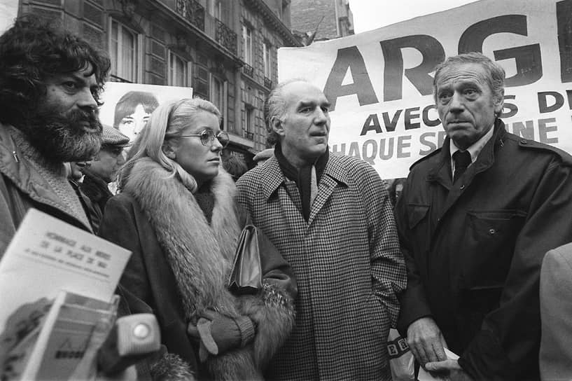 Последняя серия его концертов прошла в 1981 году в парижском зале «Олимпия» На фото слева направо: писатель Марек Хальтер, актриса Катрин Денев и актеры Мишель Пикколи и Ив Монтан на демонстрации у посольства Аргентины в Париже в 1980 году