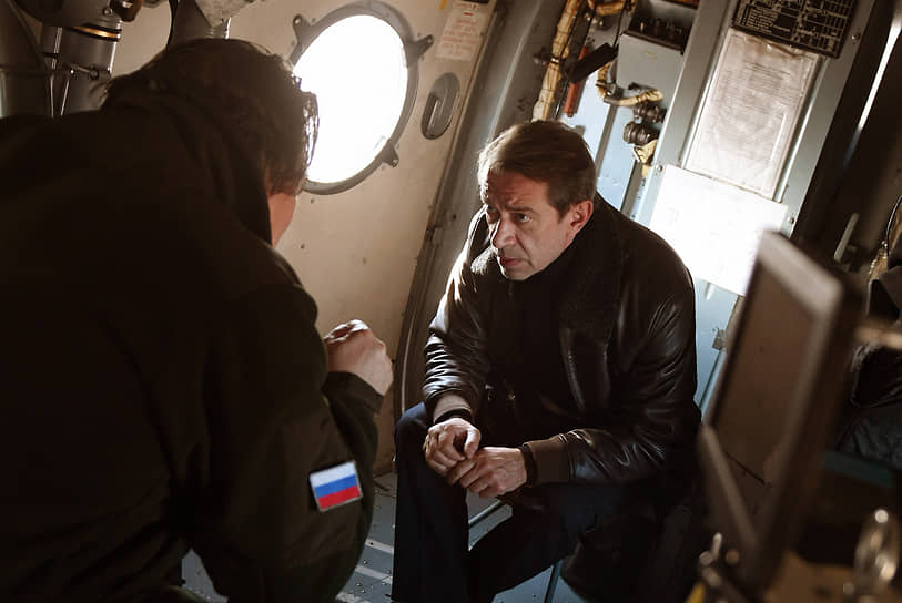 На месте посадки находилась группа вертолетов вместе с главой госкорпорации Дмитрием Рогозиным и директором «Первого канала» Константином Эрнстом (слева). Во встрече киноэкипажа также принимал участие актер, худрук Московского театра Олега Табакова Владимир Машков (справа)   