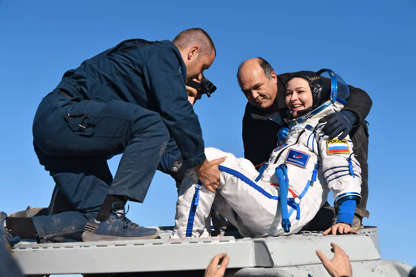 Корабль «Союз», на котором киноэкипаж отправился на МКС, стартовал с космодрома Байконур 5 октября. Съемочная группа пробыла на орбите 12 суток  На фото: актриса Юлия Пересильд после приземления 