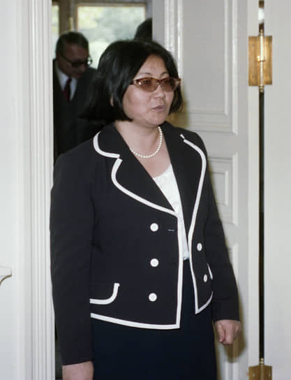    В 1991–1992 годах была послом СССР, а затем России в Малайзии, а также в Брунее по совместительству. После этого продолжила дипломатическую карьеру в МИДе Киргизии: была послом в США, Канаде, Великобритании, возглавляла ведомство. В 2010–2011 годах возглавляла временное правительство республики, став первой женщиной-президентом Киргизии и первой женщиной, занимавшей пост президента в странах СНГ 