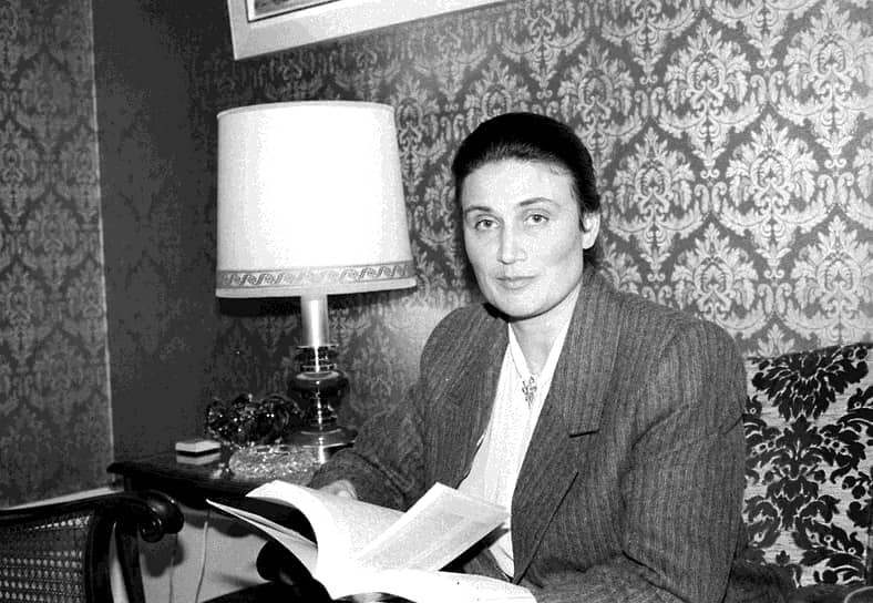   В 1987–1992 годах была послом СССР, затем России в Швейцарии. В 1994–2002 годах была начальником управления международных связей аппарата Совета федерации 