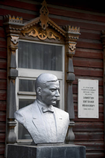 Дом-музей Замятина находится в доме, построенном в середине XIX века и принадлежавшем деду писателя по матери, священнику Покровской церкви отцу Александру Платонову 
