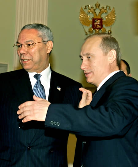 Пауэлл называл себя сторонником Республиканской партии США, однако занимал умеренную центристскую позицию. После своей отставки часто давал критические комментарии прессе о политике администрации Буша. Также он признал, что вмешательство США в Ирак привело к осложнению ситуации в регионе. В 2008 году поддержал кандидатуру Барака Обамы на пост президента На фото: Колин Пауэлл с президентом России Владимиром Путиным во время переговоров по борьбе с терроризмом, 2001 год