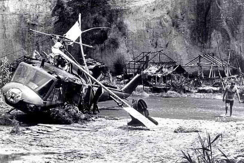 В 1983 году сразу трое актеров погибли на съемочной площадке фильма «Сумеречная зона». Одна из сцен пошла не по плану из-за неисправности вертолета, в результате при крушении его лопасти отрезали голову актеру Вику Морроу. Вместе с ним погибли двое детей, также снимавшихся в фильме: Мик Дин Ли и Рене Чен. Режиссер Стивен Спилберг был одним из ответчиков по делу, однако обвинения в итоге были сняты
